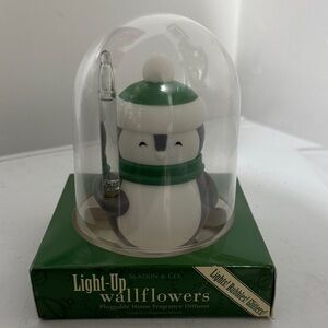Penguin Light-Up Wallflowers Plug-In Diffuser - Green and White